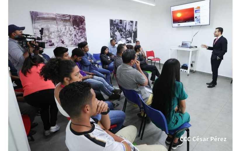 Emprendedores participan en taller sobre generación de ideas creativas e innovadoras