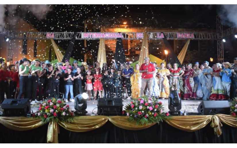 Familias leonesas disfrutaron show de números culturales en el Día Internacional de la Danza