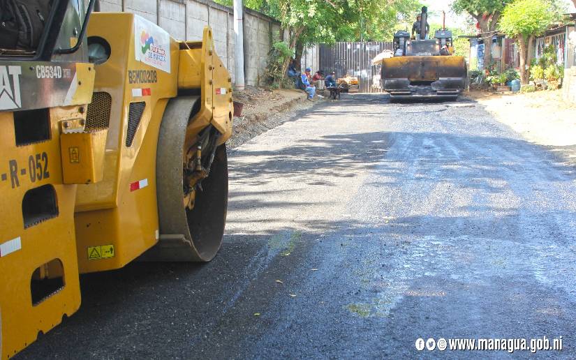 Supervisan obras de mejoramiento vial en barrio Lomas de San Judas