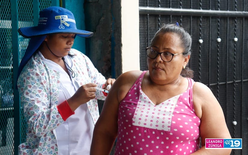 Vacunación anticovid en el barrio Ducualí de Managua