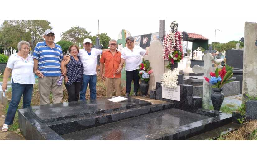 Con flores y nostalgia cientos de personas visitan cementerios en el Día de las Madres