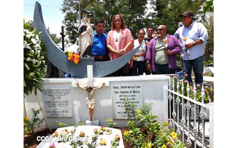 Alcaldía de Managua entrega flores en homenaje a Doña Lidia Saavedra