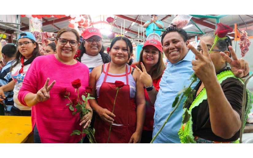 Madres comerciante del mercado Ernesto Fernández de Masaya reciben serenatas y rosas