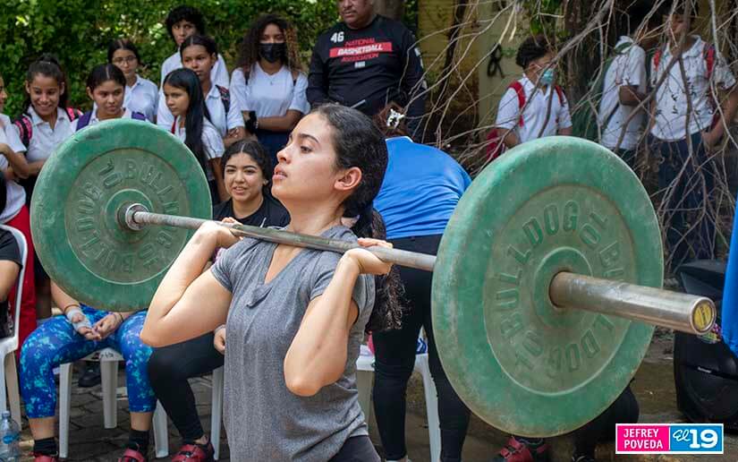 Estudiantes del Instituto Ramírez Goyena interesados en levantamiento de pesas