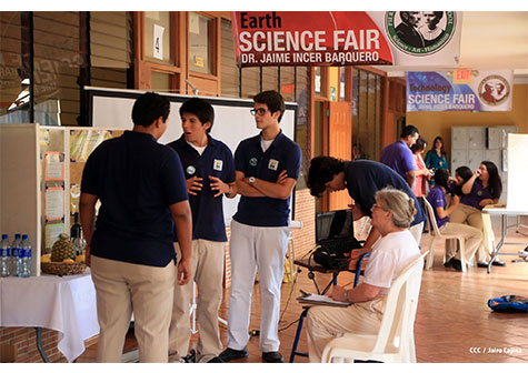 Feria científica en la Escuela Universal Pierre et Marie Curie muestra conocimientos científicos de sus estudiantes