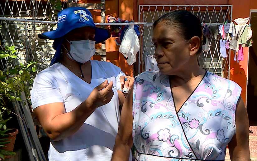 Ministerio de Salud continúa aplicando vacunas anticovid casa a casa