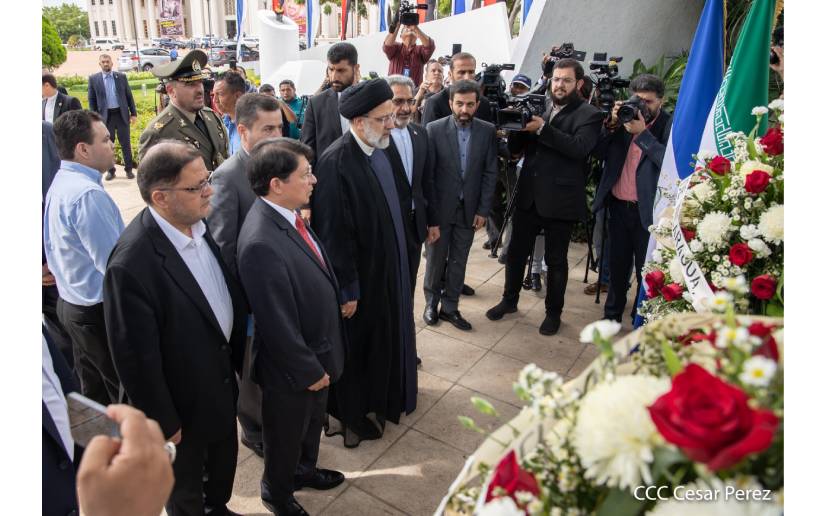 Presidente de Irán deposita ofrendas florales en mausoleo de Héroes y Mártires de la Patria