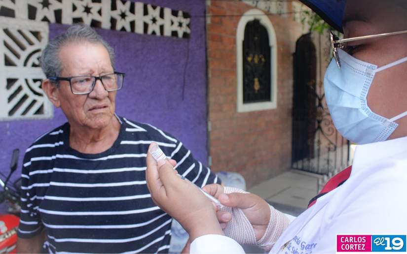 Familias del barrio Benedicto Valverde se inmunizan contra la Covid-19