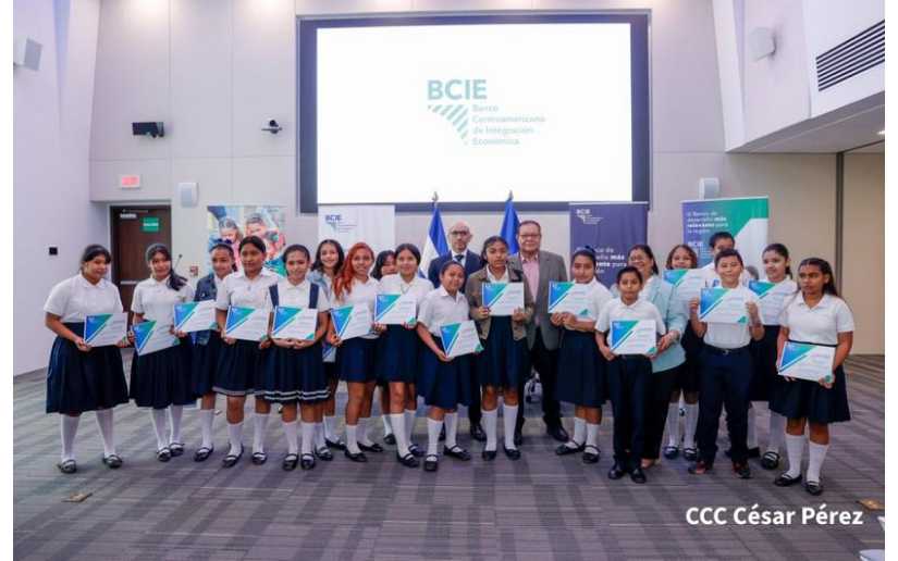 Nicaragua, primer país en recibir becas del Programa Bicentenario del BCIE
