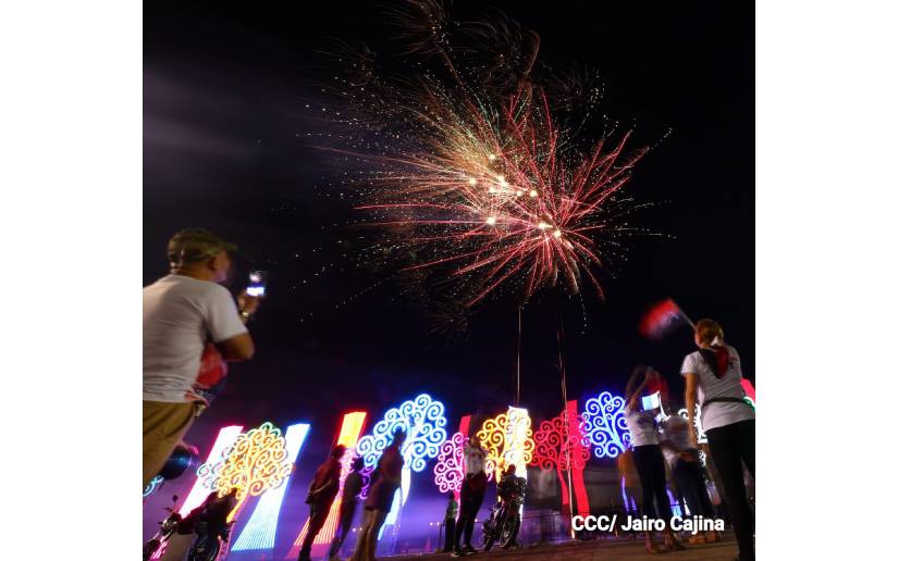 La Vigilia de Plaza La Fe, fue un canto al amor revolucionario que se iluminó de fuegos pirotécnicos