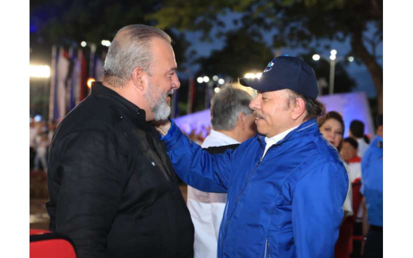Primer Ministro de Cuba, compañero Manuel Marrero Cruz saluda el 44/19 de la Revolución Nacional