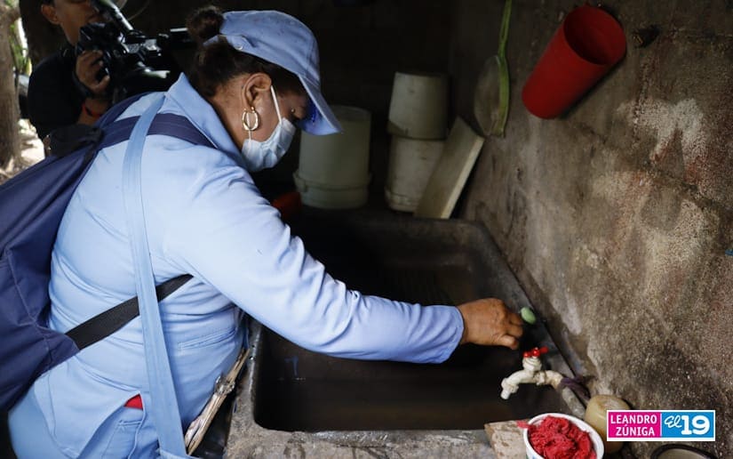 Brigadistas de salud abatizan depósitos de agua en el barrio Villa Cuba Libre