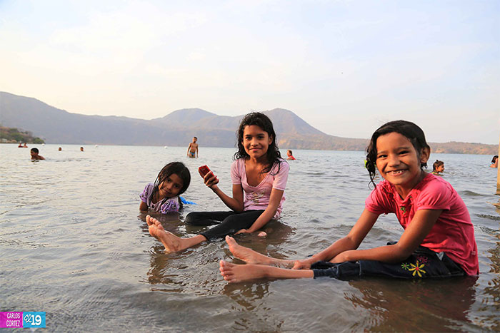 Familias nicaragüenses disfrutan de las aguas frescas de los balnearios capitalinos
