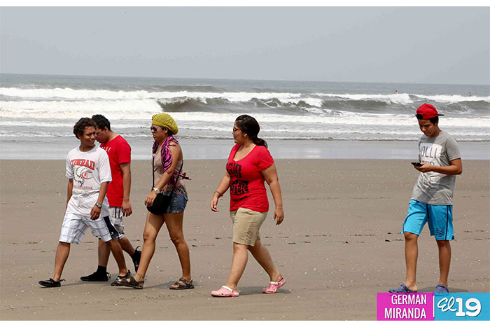 Familias visitan playa de Pochomil