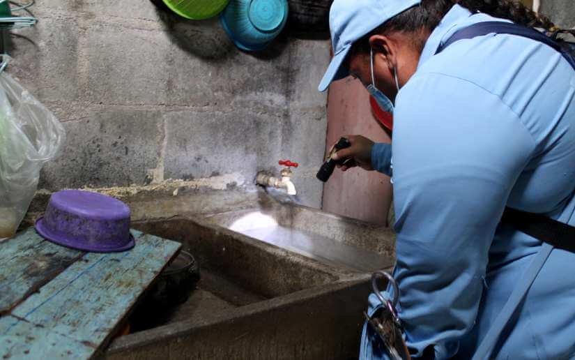 Epidemiólogo brinda consejos para la eliminación de zancudos en el barrio San Ignacio