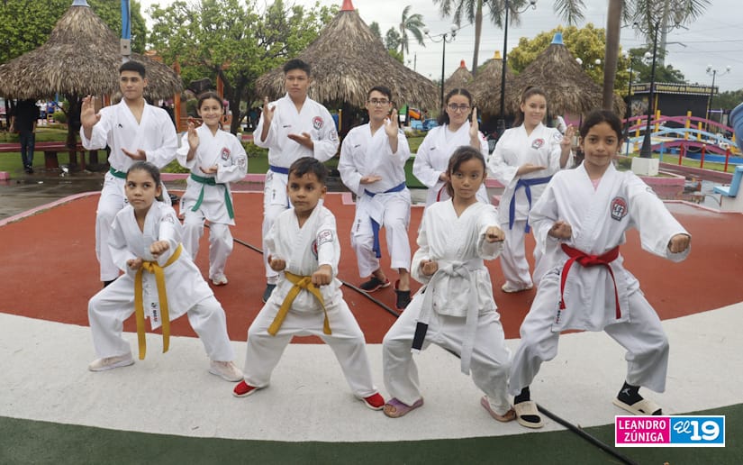 Familias disfrutan de presentación de Karate en el Puerto Salvador Allende