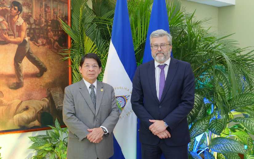 Embajador de la Unión Europea presenta copias de estilo ante el Canciller de Nicaragua