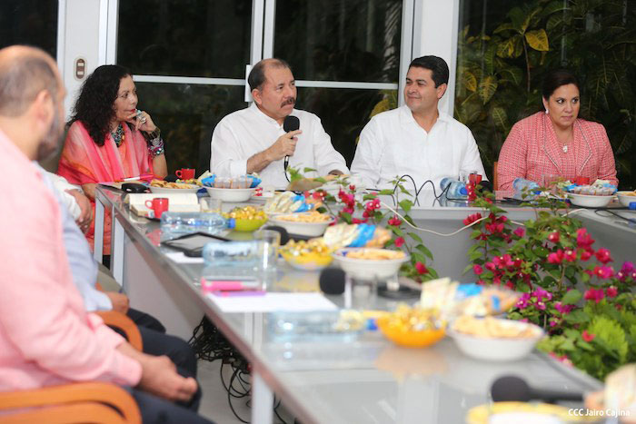 Daniel y Rosario se reúnen con presidente de Honduras