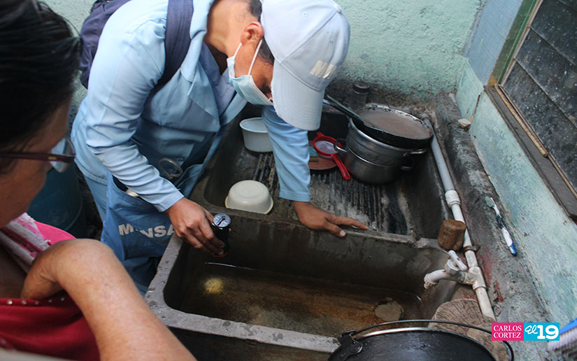 Continúa aplicación de abate en viviendas de barrios de Managua