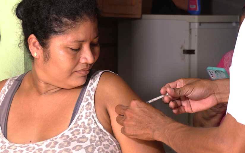 Jornada de vacunación contra el Covid-19 llegó a familias del barrio Julio Buitrago