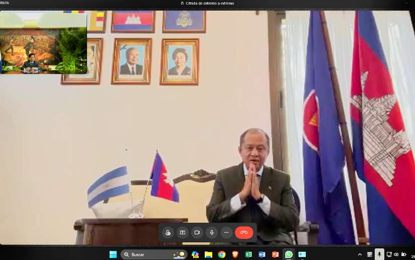 Embajador de Cambodia presenta Copias de Estilo al Canciller Denis Moncada Colindres