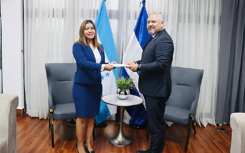 Embajadora de Nicaragua presenta Copias de Estilo en Honduras