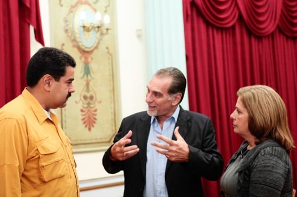 Nicolás Maduro entrega orden “Francisco de Miranda” a Héroe cubano