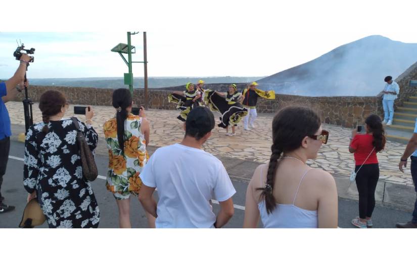 Turistas del Volcán Masaya disfrutan de presentaciones artísticas de jóvenes talentos