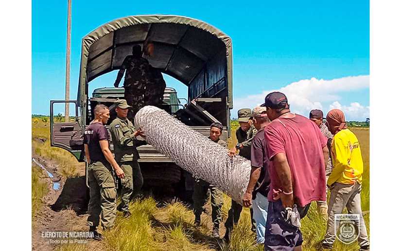 Ejército realiza el cargue y descargue de materiales de construcción 