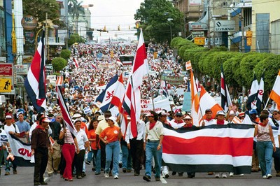 Maestros de Costa Rica continúan en huelga por impagos de salarios