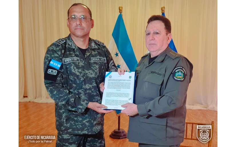 General de Ejército Julio César Avilés Castillo en encuentro con Vicealmirante José Jorge Fortín