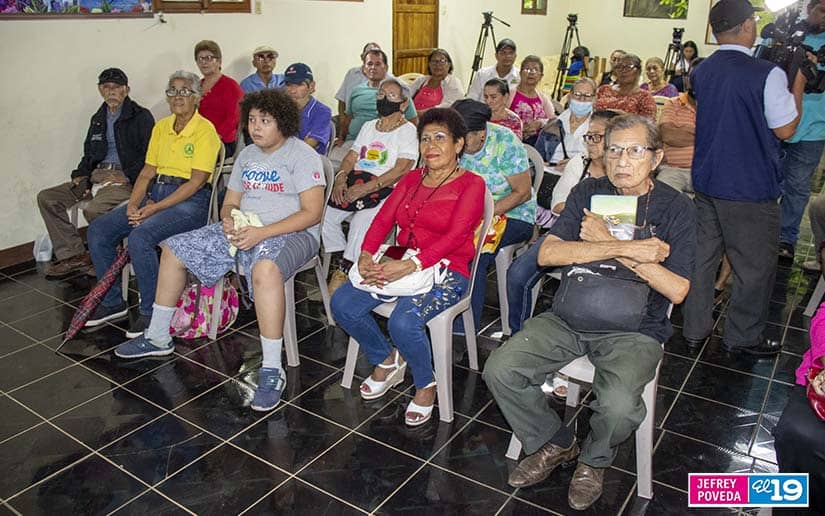 Adultos mayores reciben charla en Arboretum Nacional sobre el cultivo de plantas