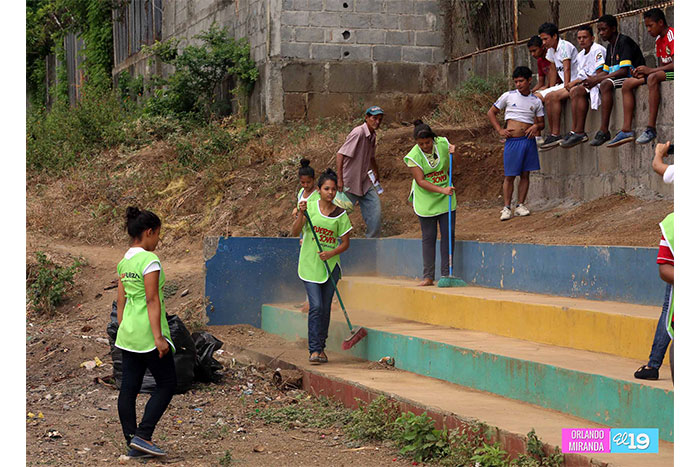 Jóvenes restauran parque del barrio Memorial Sandino