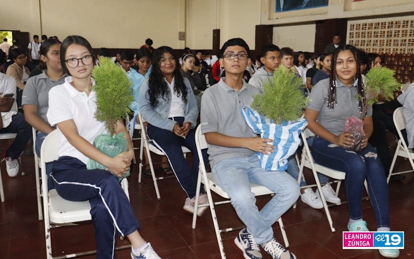 Estudiantes  del Instituto Elvis Díaz Romero celebran el Día de la Ecología