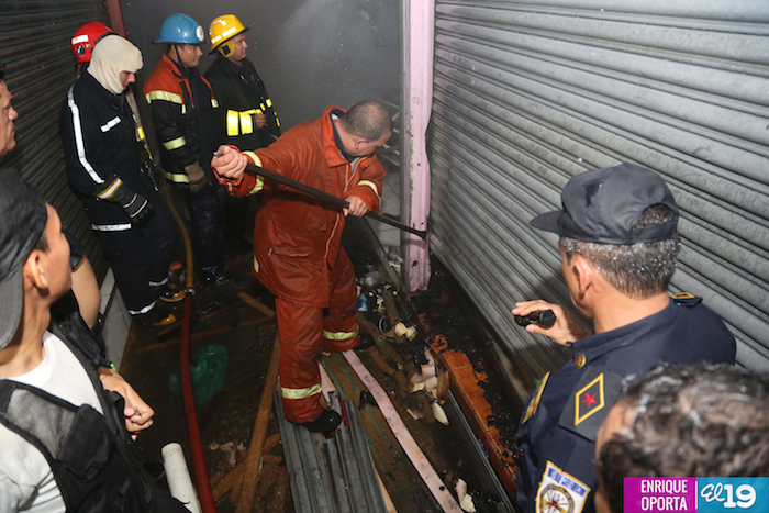 Incendio consume dos tramos en el Mercado Iván Montenegro