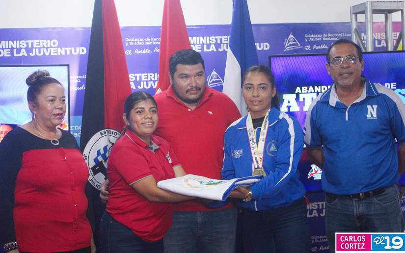 Abanderan a atletas nicaragüenses que participarán en el Campeonato Mundial de Sambo