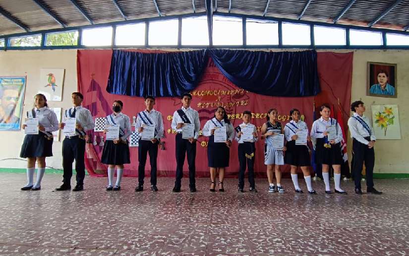 Entregan reconocimientos a estudiantes destacados del Instituto Enrique Flores en Managua