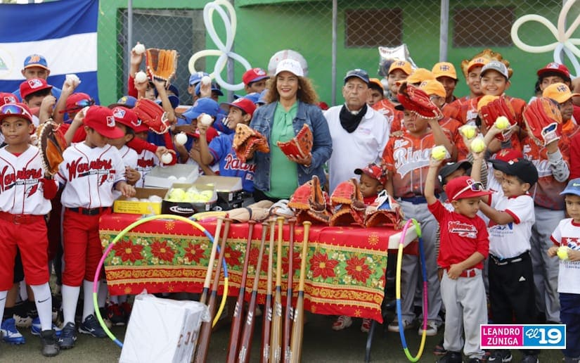 Alcaldía de Managua entrega material deportivo a academias de béisbol capitalinas