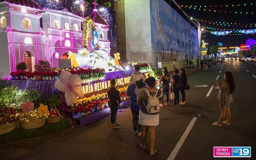 Familias disfrutan estancia en altares, adornos y luces navideñas en Managua