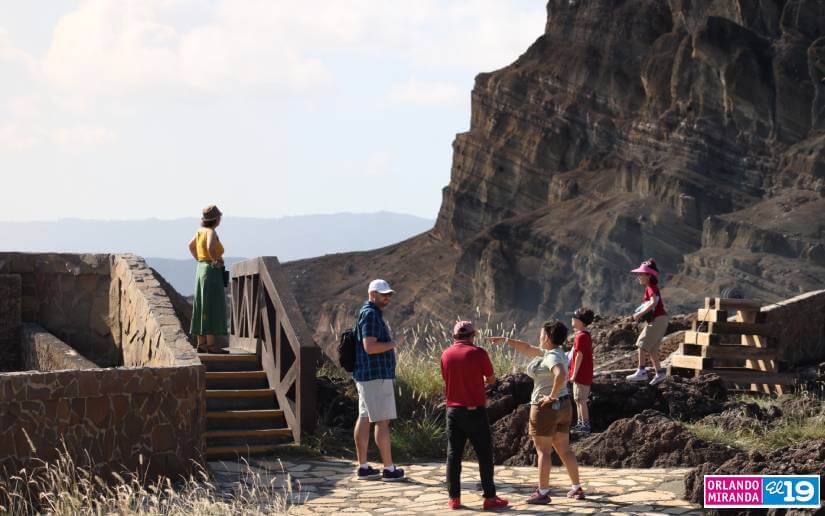 Turistas disfrutaron de las bellezas naturales del volcán Masaya