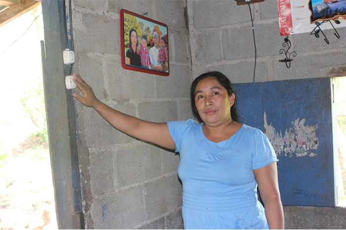 Familias de Castillo Arriba tienen luz eléctrica gracias al Gobierno Sandinista