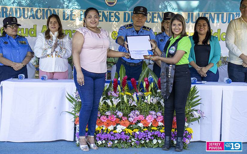 Policía Nacional gradúa a jóvenes que culminan cursos técnicos en Centro Juventud