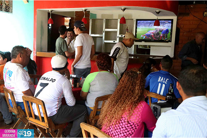Población disfruta de la final de la UEFA Champions League en el Puerto Salvador Allende