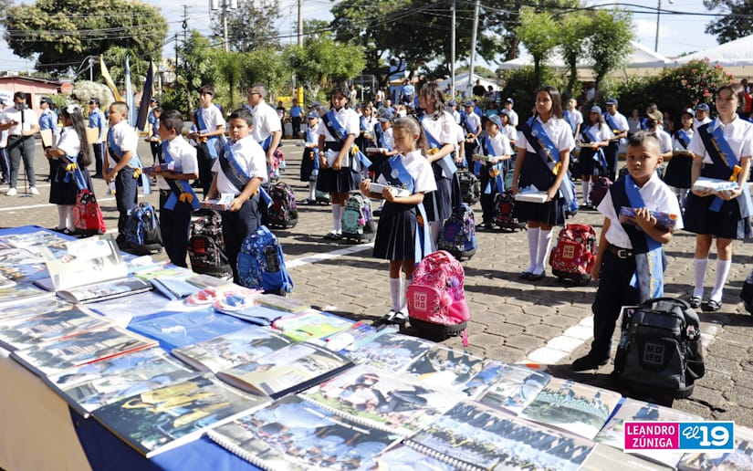 Gobierno Sandinista entrega bonos y útiles escolares a hijos de miembros de la Policía Nacional 