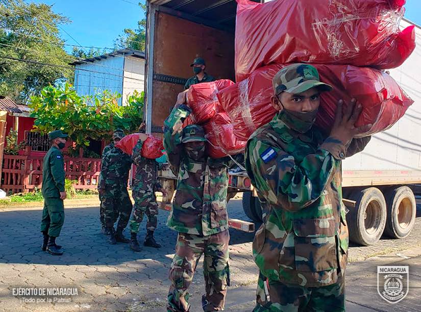 Destacamento Militar Sur realiza descargue de más de 7 mil paquetes escolares 