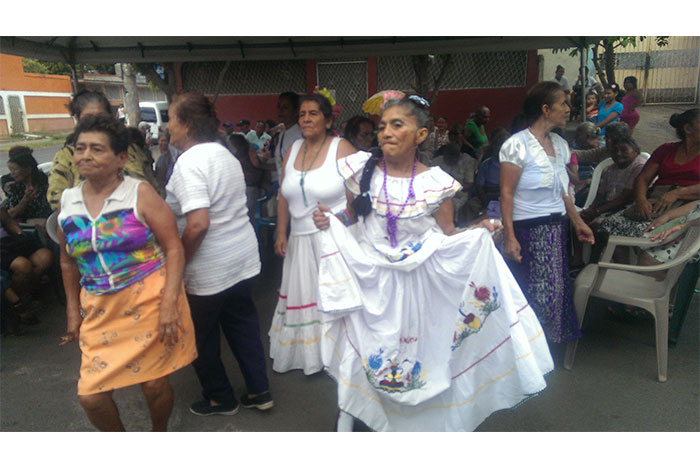 Madres del Hogar del Adulto Mayor en el barrio Ariel Darce adelantan celebraciones