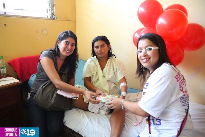 Madres del Hospital Bertha Calderón reciben serenata y regalos en su día