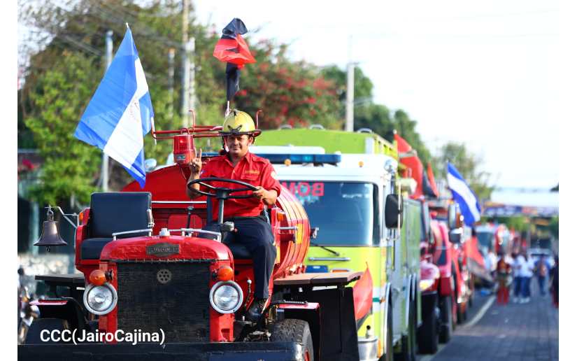 Realizan desfile de comparsas y camiones de bomberos por la Paz en Managua