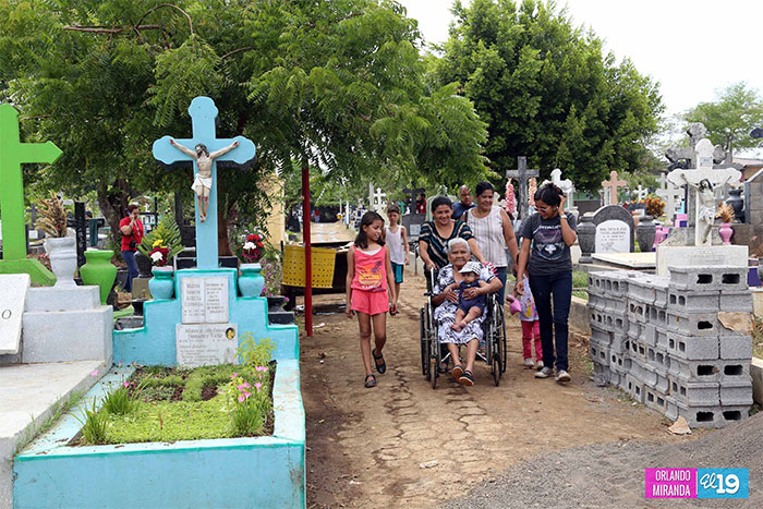 Miles de nicaragüenses visitaron cementerios capitalinos en el Día de las Madres