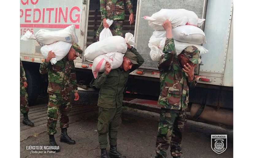 Ejército de Nicaragua descarga paquetes alimenticios en San Carlos, Río San Juan